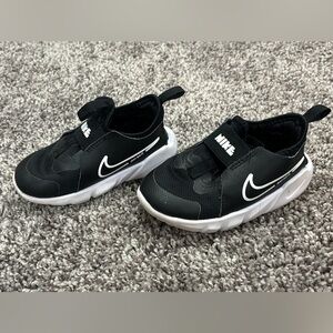 Toddler black Nike 7C